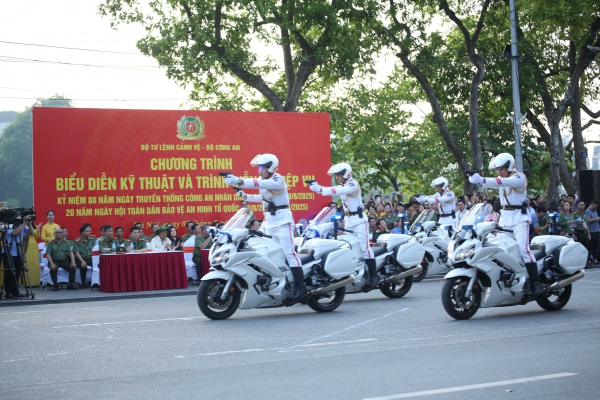 Mãn nhãn màn trình diễn nghiệp vụ của Công an Việt Nam tại hồ Hoàn Kiếm