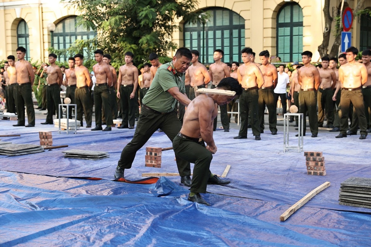 Mãn nhãn màn trình diễn nghiệp vụ của Công an Việt Nam tại hồ Hoàn Kiếm