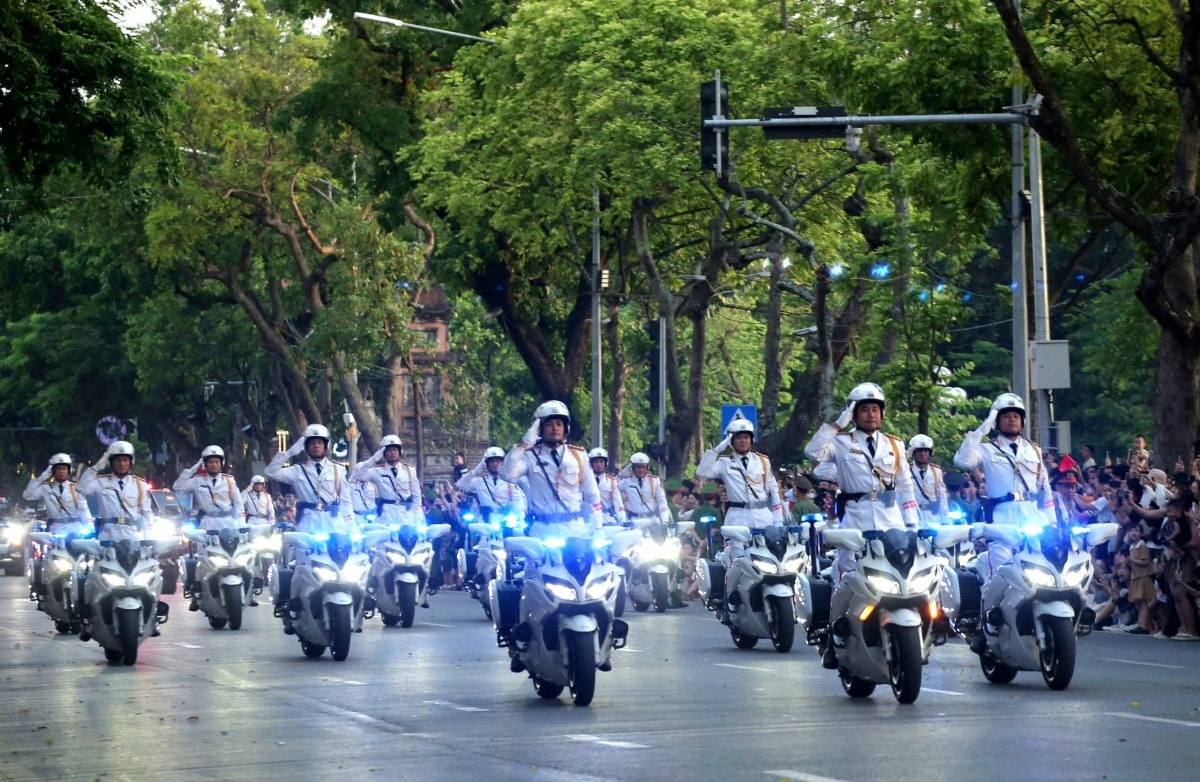 Mãn nhãn màn trình diễn nghiệp vụ của Công an Việt Nam tại hồ Hoàn Kiếm