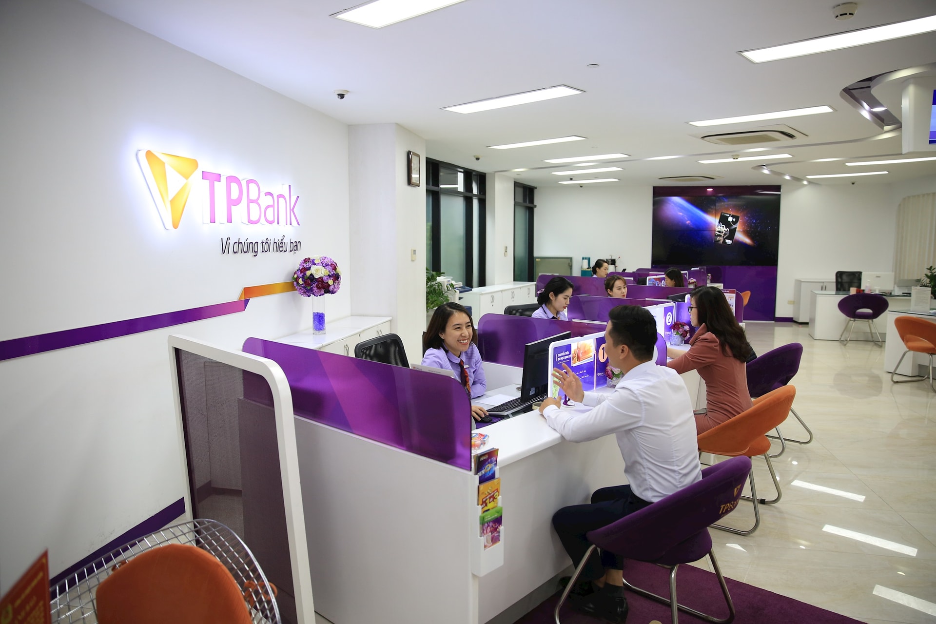 customers-transactions-at-tien-phong-commercial-joint-stock-bank.-anh-quang-thai-1.jpg