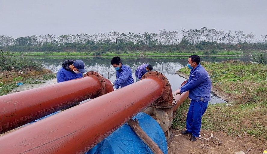 cong-nhan-cong-ty-tnhh-mot-thanh-vien-dau-tu-phat-trien-thuy-loi-song-nhue-kiem-tra-van-hanh-tram-bom-da-chien-noi-coi-huyen-phu-xuyen-de-cap-nuoc-gieo-cay-lua-xuan.-1-.jpg