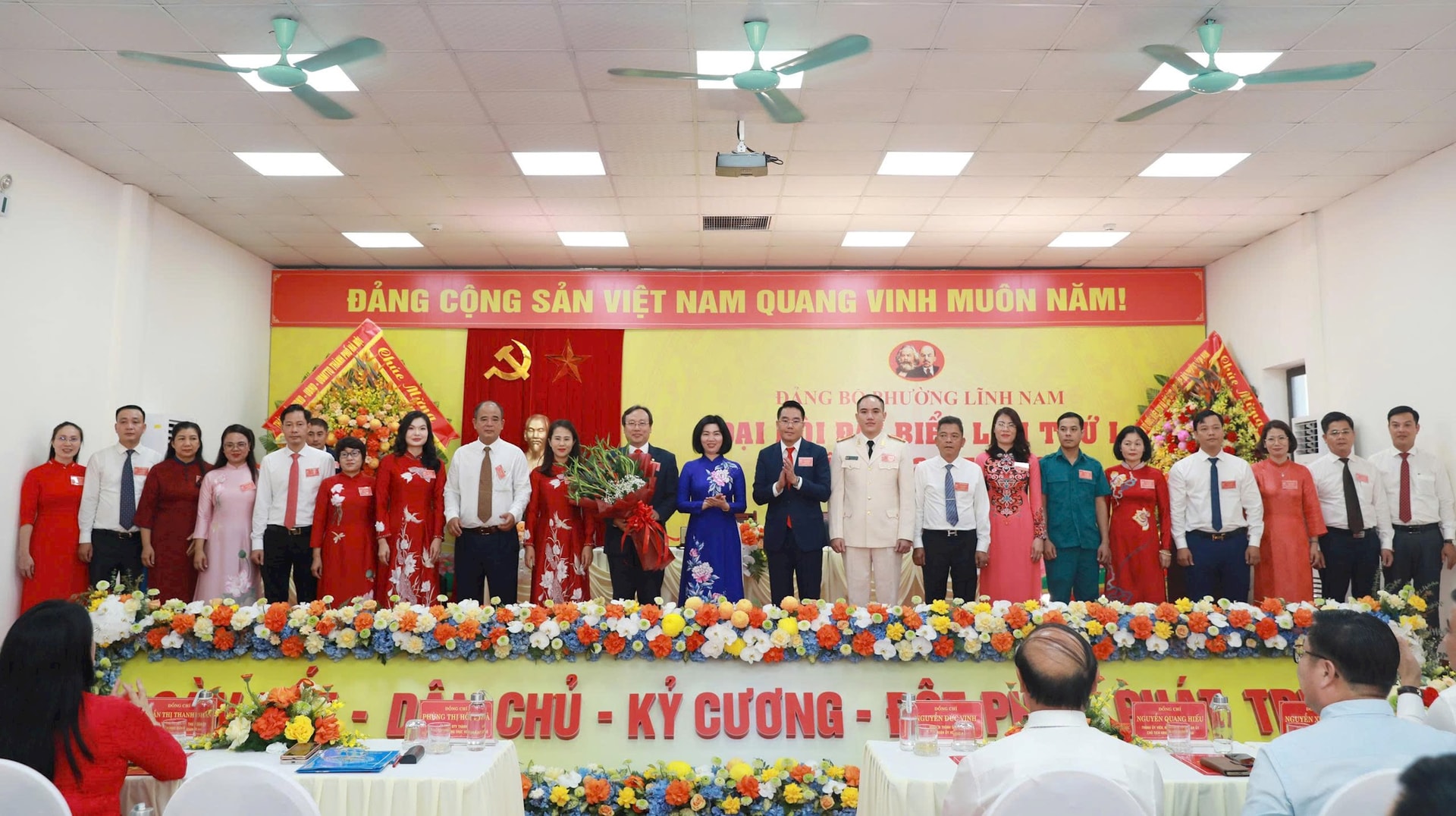 Phó Chủ tịch Thường trực HĐND thành phố Phùng Thị Hồng Hà chúc mừng Ban Chấp hành Đảng bộ phường Lĩnh Nam nhiệm kỳ 2025-2030. Ảnh: Hiền Thu