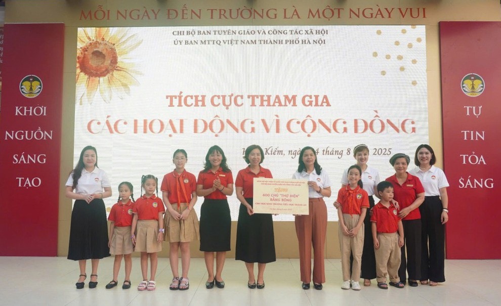 Lãnh đạo Ủy ban MTTQ TP Hà Nội tặng quà cho học sinh Trường Tiểu học Tràng An
