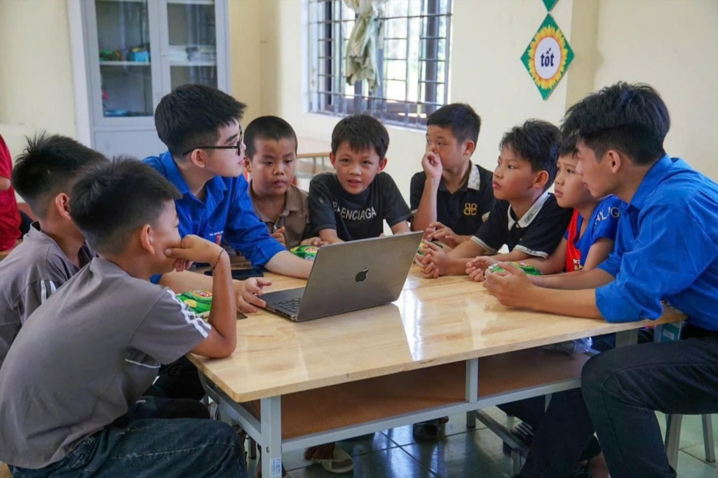 Các bạn sinh viên tình nguyện dạy các em nhỏ về AI tại lớp “Bình dân học vụ số” ở nhà văn hoá xóm Nà Canh, xã Dân Tiến, tỉnh Thái Nguyên