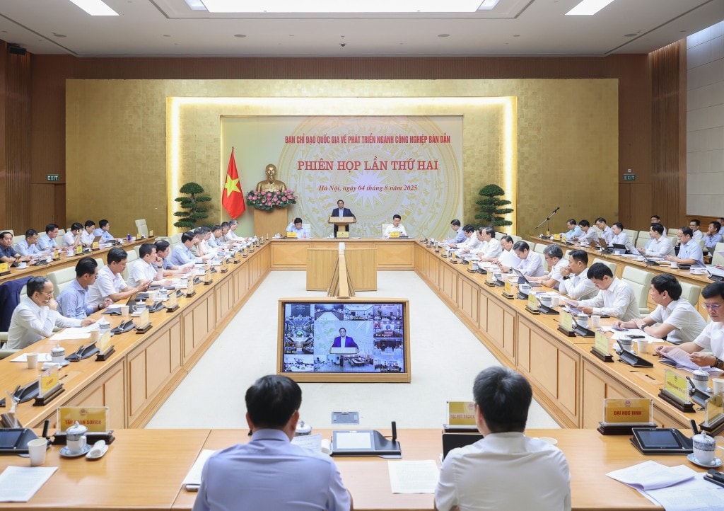 Thủ tướng nhấn mạnh mục tiêu chậm nhất tới 2027 phải thiết kế, chế tạo, kiểm thử một số chíp bán dẫn cần thiết - Ảnh: VGP/Nhật Bắc