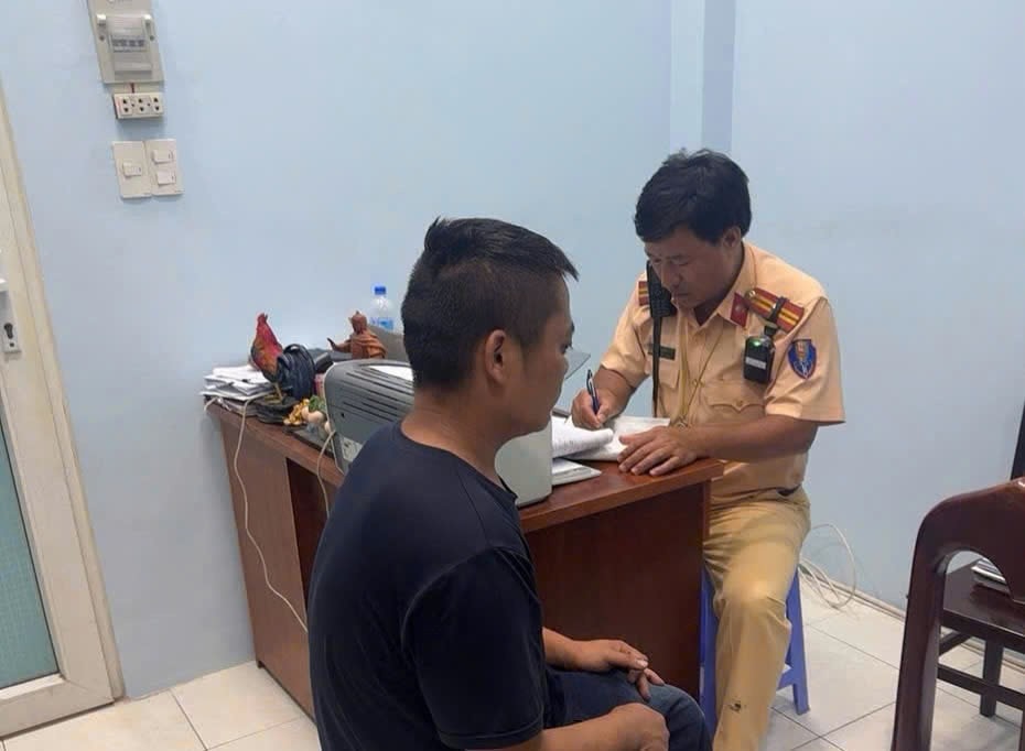 Công an TP Hồ Chí Minh làm việc với tài xế