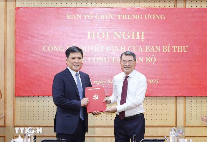 Ông Lê Minh Hưng, Ủy viên Bộ Chính trị, Bí thư Trung ương Đảng, Trưởng Ban Tổ chức Trung ương, trao Quyết định của Ban Bí thư cho ông Nguyễn Thanh Bình. (Ảnh: Phương Hoa/TTXVN)