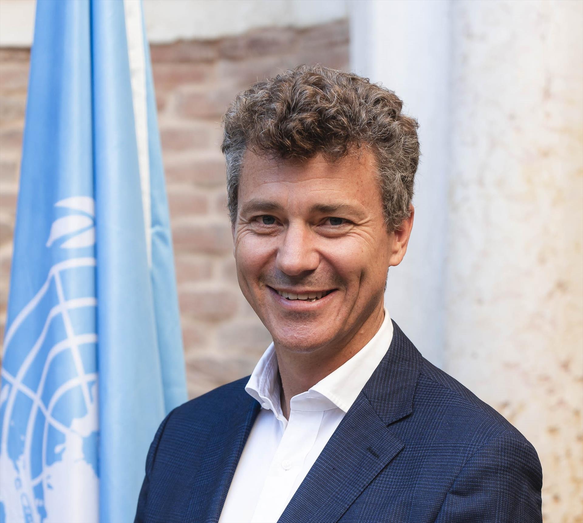 picture-with-un-flag29-10-30-57.jpg