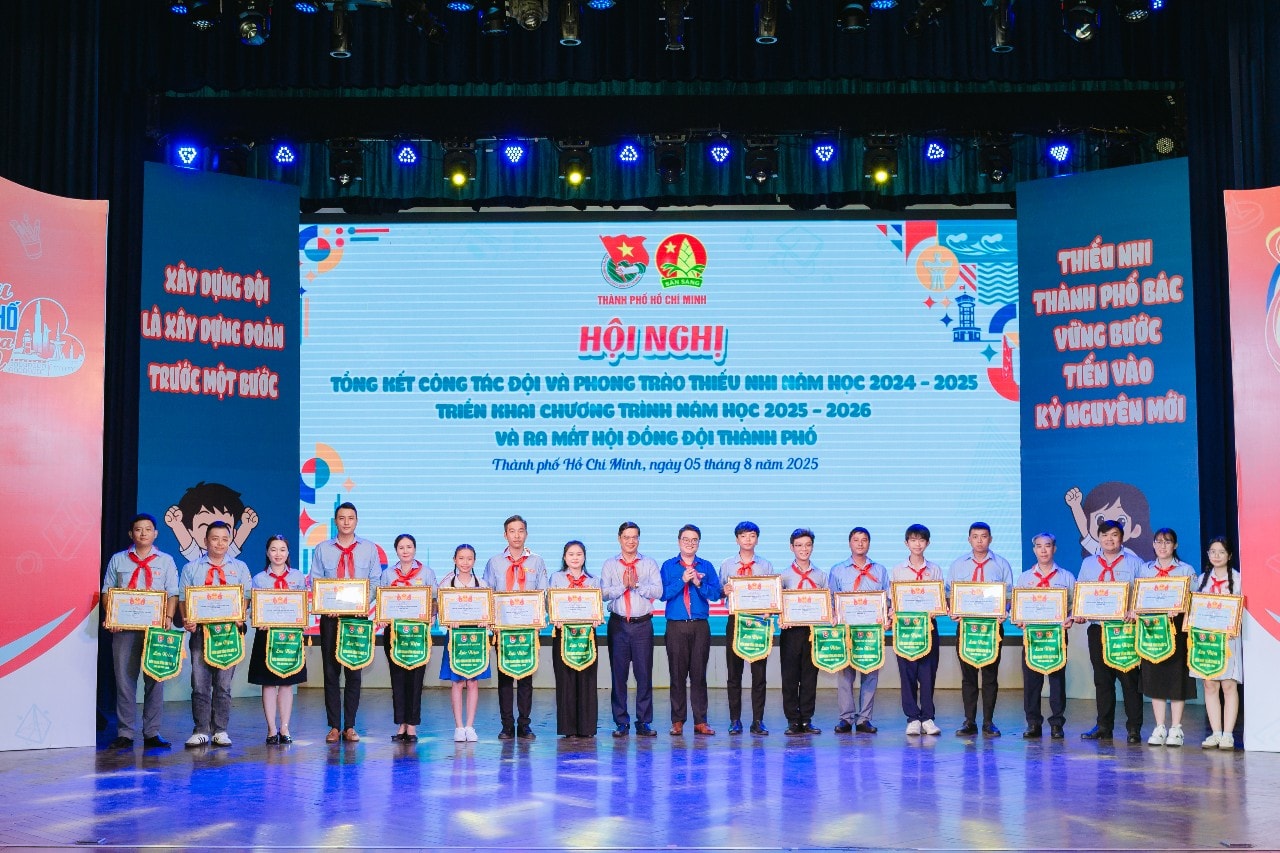 Khen thưởng các tập thể hoàn thành xuất sắc công tác Đội và phong trào thiếu nhi thành phố. Ảnh: Thành Đoàn