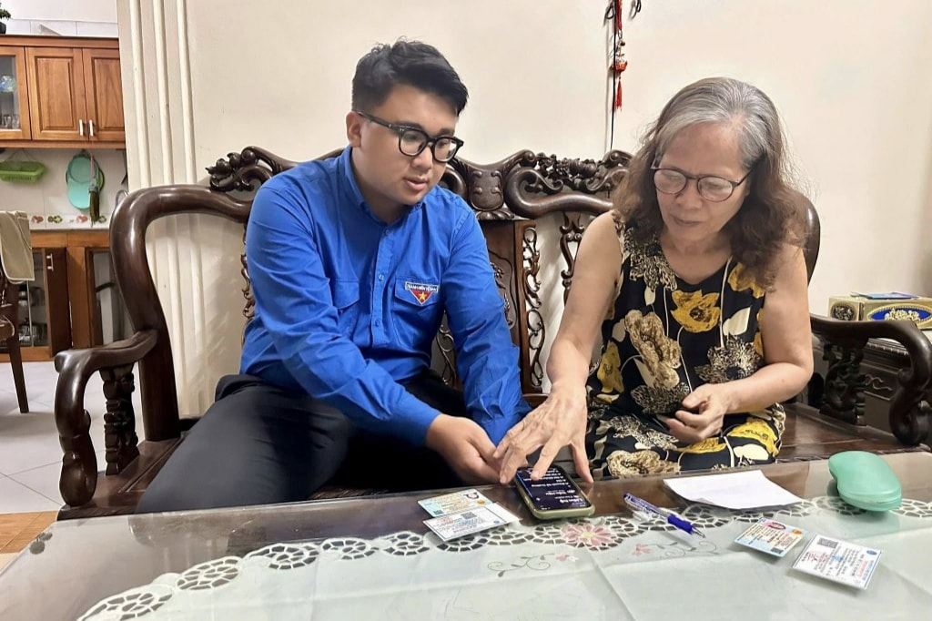 Bạn trẻ phường Ngọc Hà đến tận nhà hỗ trợ người dân chuyển đổi số