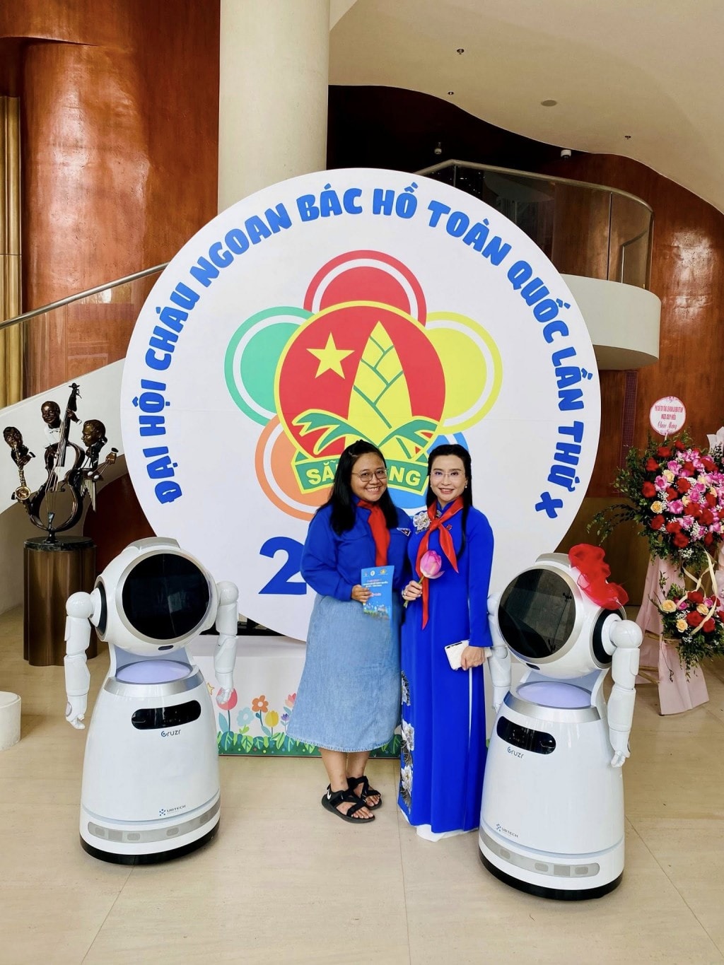 Đạo diễn Hoàng Trúc cùng NTK Yến Ngô tại Đại hội Cháu ngoan Bác Hồ toàn quốc lần X