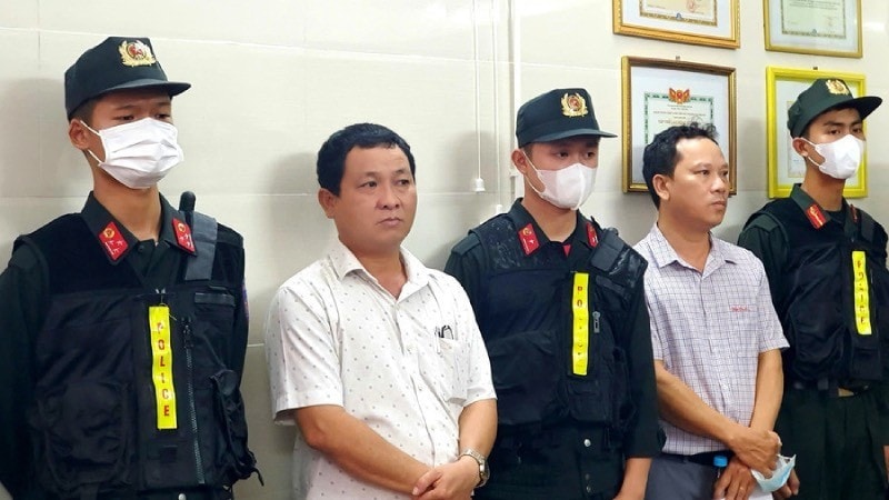 Hai trong sáu cán bộ của Chi cục Thủy sản (thuộc Sở Nông nghiệp và Môi trường TP Huế) đã bị khởi tố vào tháng 10 năm ngoái (Ảnh: CA)