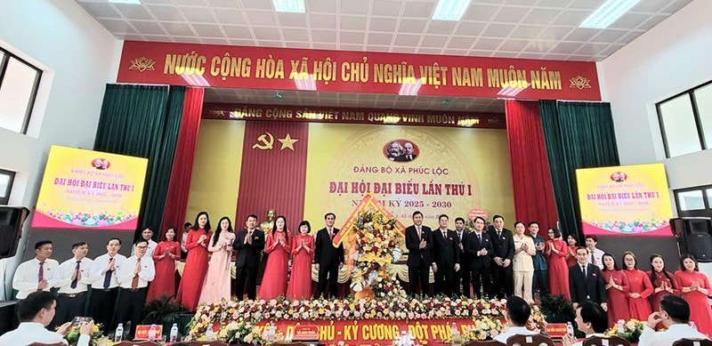 Trưởng Ban Nội chính Thành ủy Đỗ Anh Tuấn tặng hoa chúc mừng Ban Chấp hành Đảng bộ xã Phúc Lộc