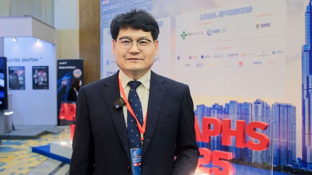 GS.TS.BS. Jong Keun Seon - Trưởng khoa Phẫu thuật khớp và Y học thể thao, Trường Đại học Y, Đại học Quốc Gia Chonnam (Hàn Quốc)