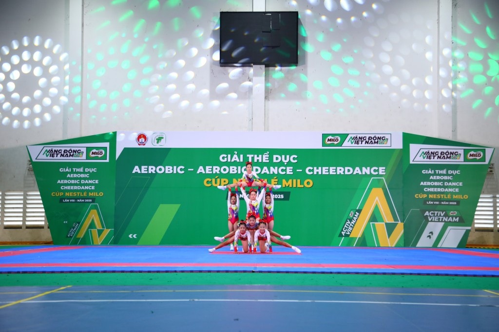 Các động tác uyển chuyển được thực hiện từ tiết mục của khối học sinh tiểu học 