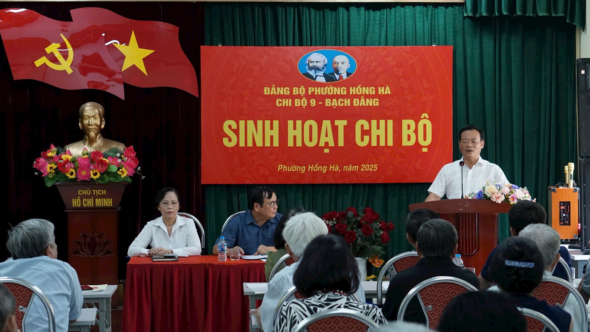 Bí thư Đảng ủy, Chủ tịch HĐND phường Hồng Hà Bùi Tuấn Anh giải đáp một số băn khoăn, vướng mắc của cán bộ, đảng viên Chi bộ 9 - Bạch Đằng. Ảnh: Nguyên Anh 