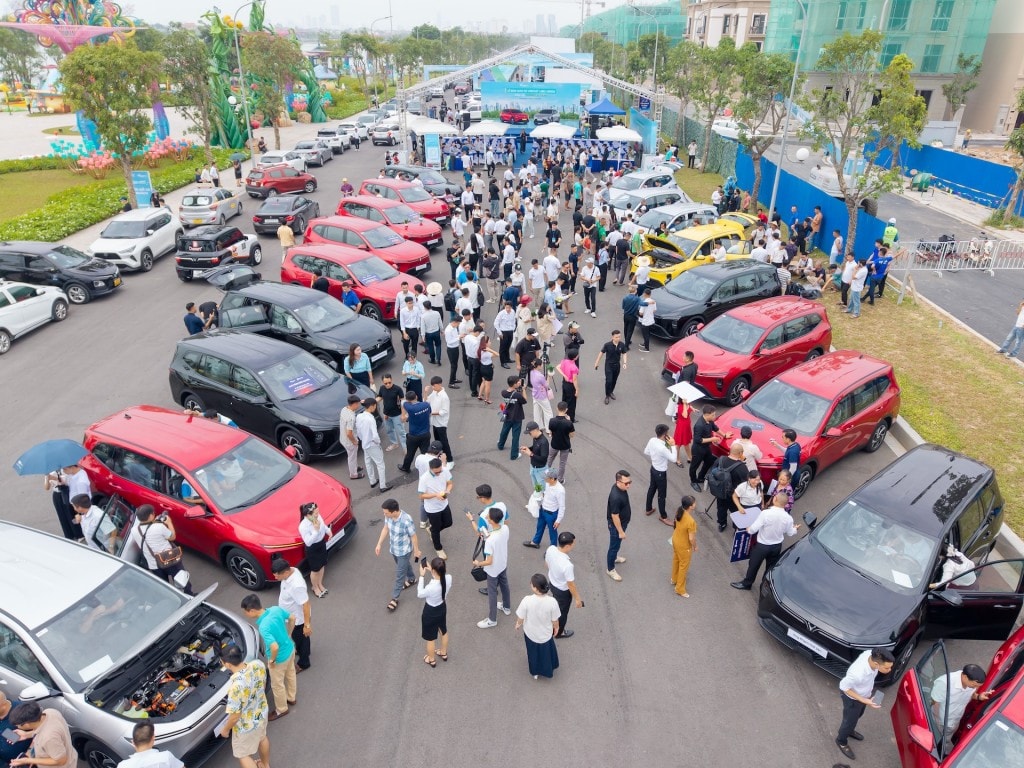 Sự kiện bàn giao VinFast Limo Green thu hút sự quan tâm của đông đảo người dân, khách hàng. Cũng tại Vinhomes Global Gate (Hà Nội), sự kiện Ngày hội Xanh - Thu xe xăng, lên đời xe xanh diễn ra đều đặn vào 3 ngày cuối tuần từ nay đến hết tháng 10 tạo cơ hội khách hàng đến định giá, bán xe xăng cũ và lên đời xe điện mới Sự kiện bàn giao VinFast Limo Green thu hút sự quan tâm của đông đảo người dân, khách hàng. Cũng tại Vinhomes Global Gate (Hà Nội), sự kiện Ngày hội Xanh - Thu xe xăng, lên đời xe xanh diễn ra đều đặn vào 3 ngày cuối tuần từ nay đến hết tháng 10 tạo cơ hộ