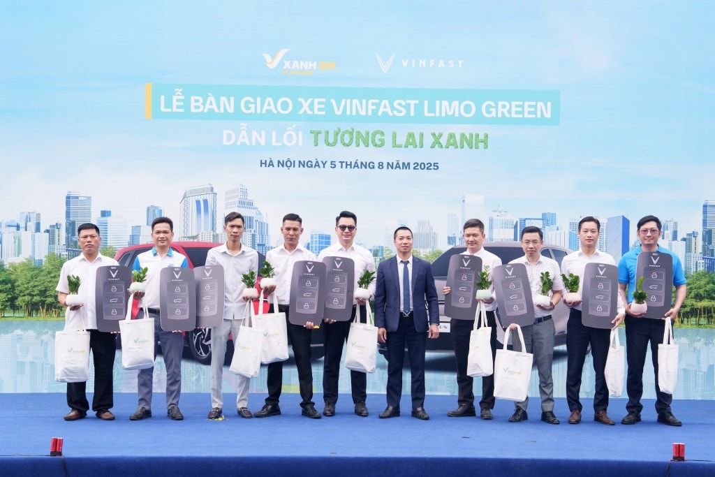 Những khách hàng đầu tiên nhận xe VinFast Limo Green Những khách hàng đầu tiên nhận xe VinFast Limo Green
