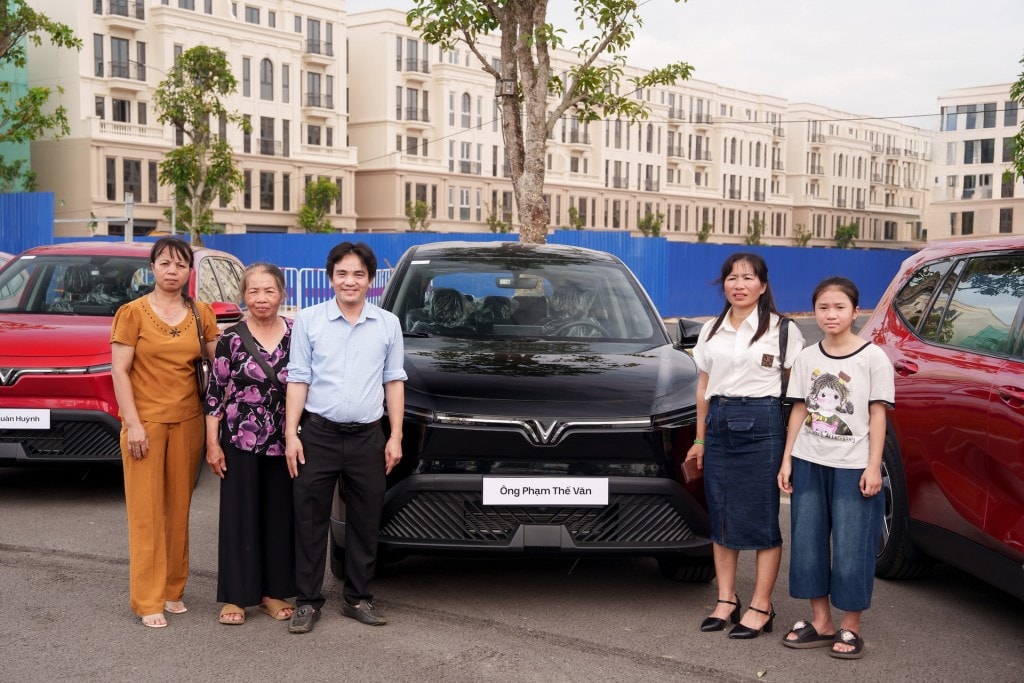 Khách hàng Phạm Thế Văn cùng gia đình di chuyển từ Lào Cai về Hà Nội để tham dự lễ bàn giao xe Limo Green Khách hàng Phạm Thế Văn cùng gia đình di chuyển từ Lào Cai về Hà Nội để tham dự lễ bàn giao xe Limo Green