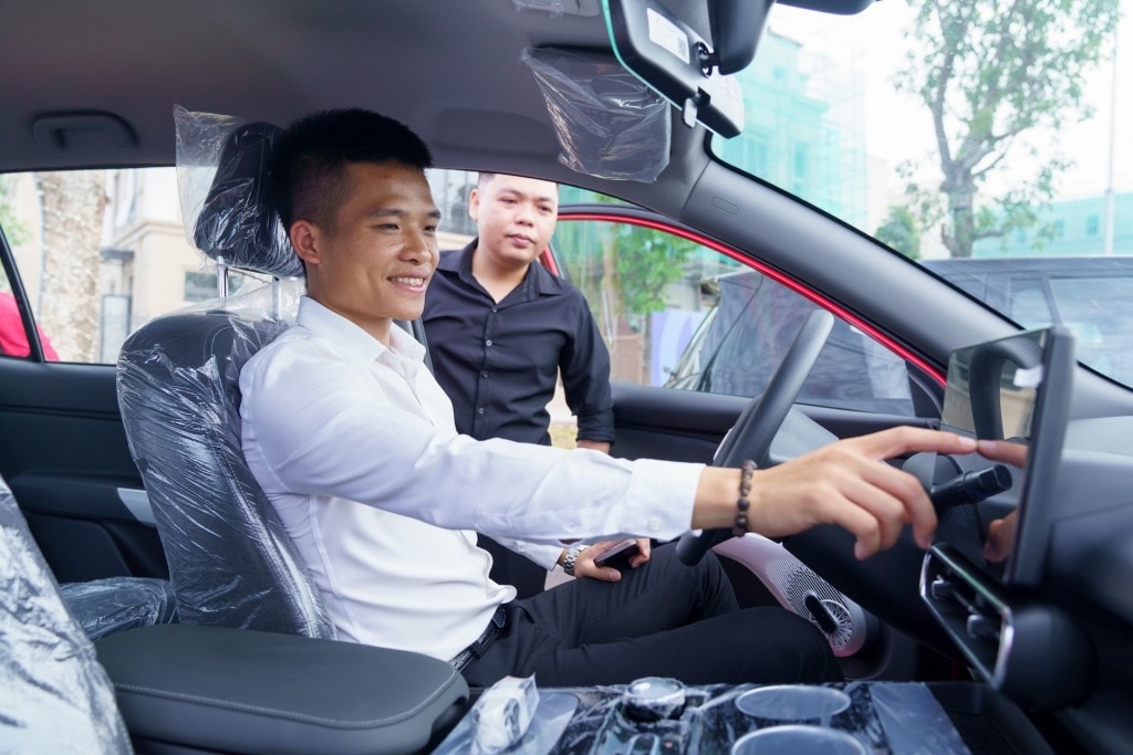 Khách hàng thích thú trải nghiệm VinFast Limo Green Khách hàng thích thú trải nghiệm VinFast Limo Green