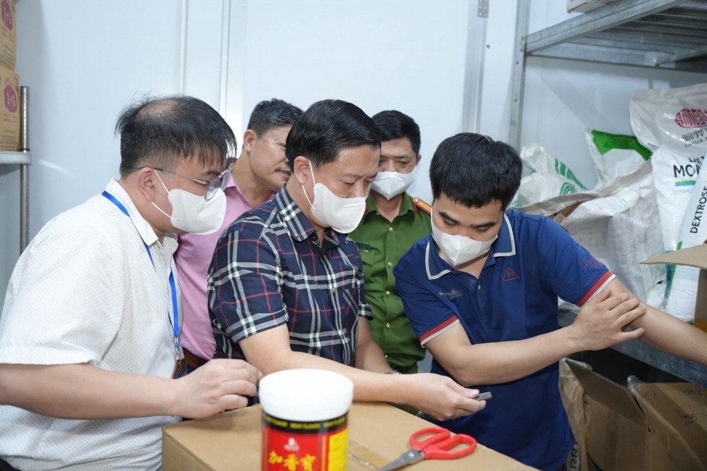 Đoàn kiểm tra liên ngành công tác an toàn thực phẩm số 1 của TP Hà Nội phát hiện các chất phụ gia độc hại tại một cơ sở sản xuất