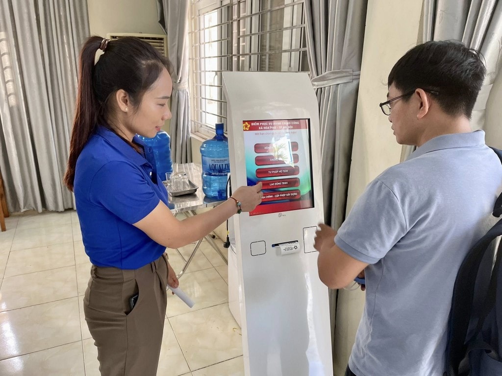 Thanh niên xã Hoà Phú hỗ trợ người dân