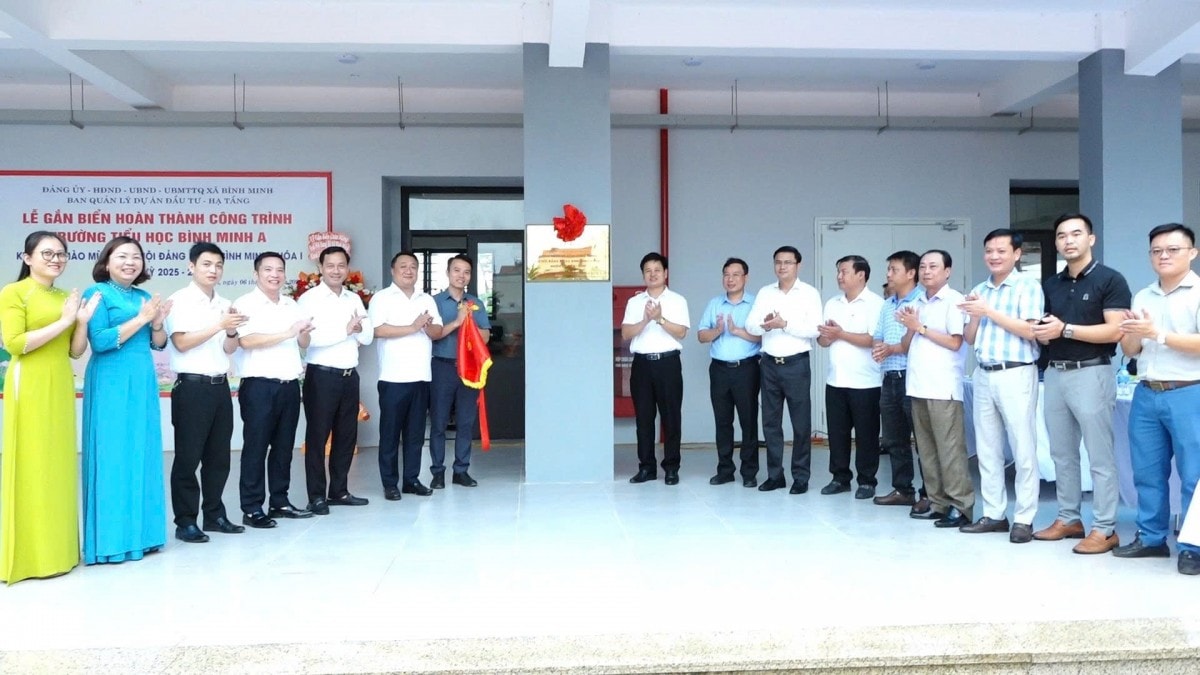 Lãnh đạo xã Bình Minh gắn biển công trình chào mừng Đại hội đại biểu Đảng bộ xã Bình Minh lần thứ I, nhiệm kỳ 2025-2030.