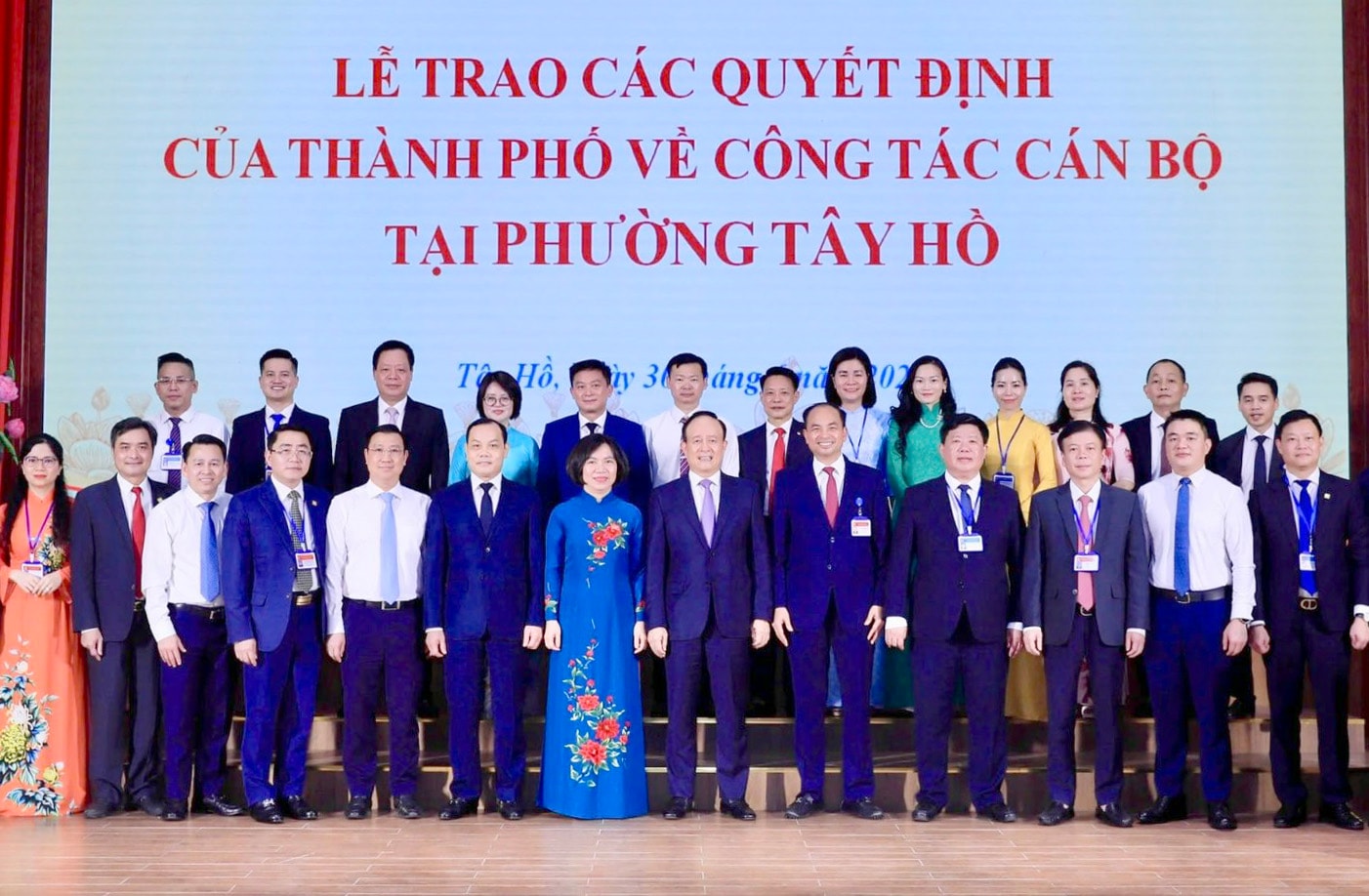 chu-tich-hdnd-thanh-pho-nguyen-ngoc-tuan-va-ban-chap-hanh-dang-bo-phuong-tay-ho.-anh-nguyen-anh.jpg