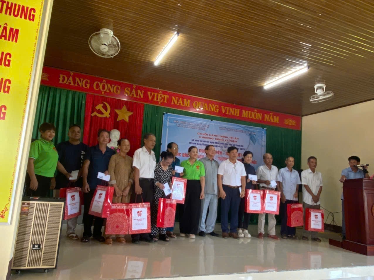 1-trao-qua-quang-tri.jpg