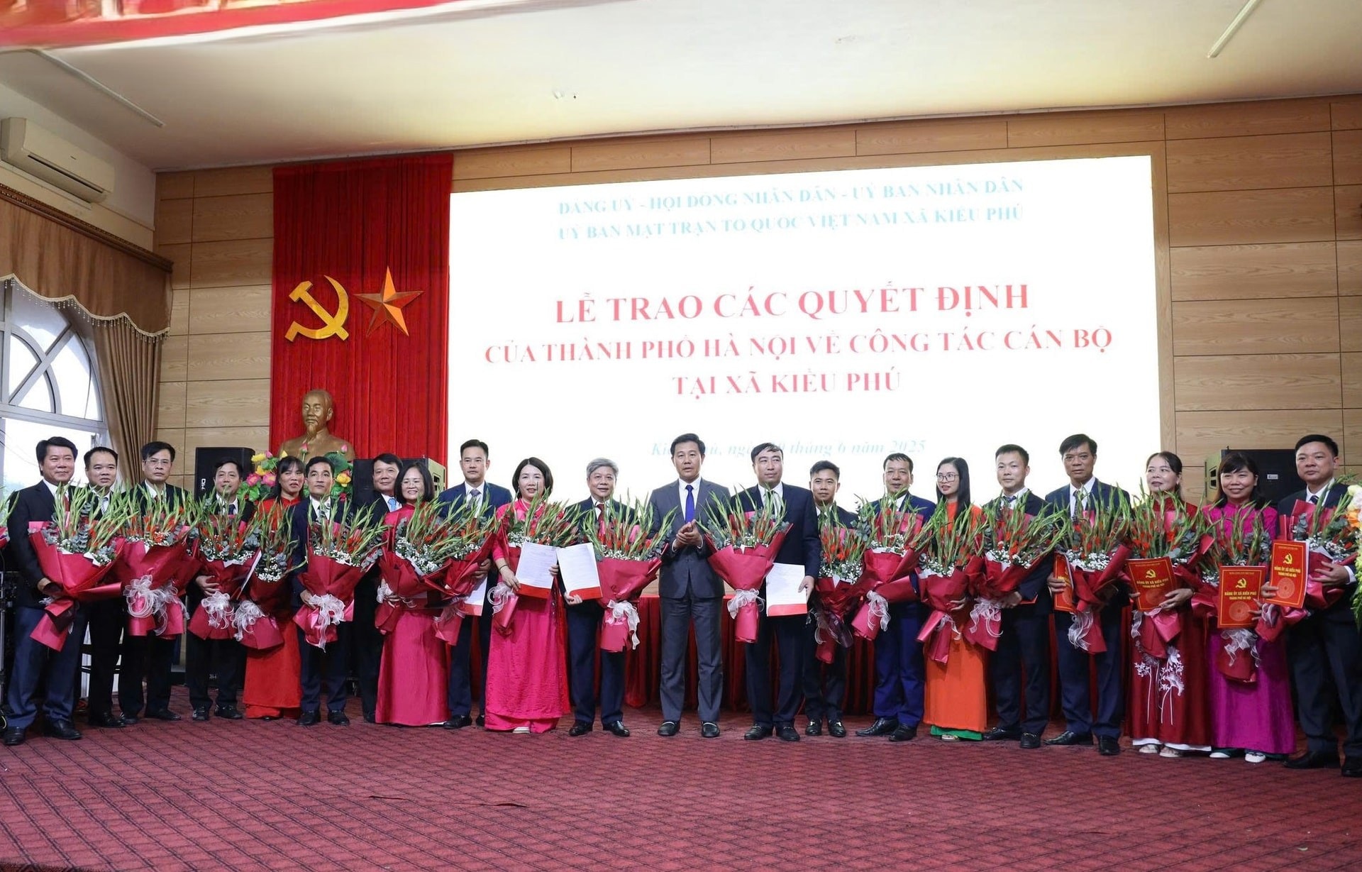 Trao các quyết định về công tác cán bộ cho xã Kiều Phú. Ảnh: Hoàng Sơn