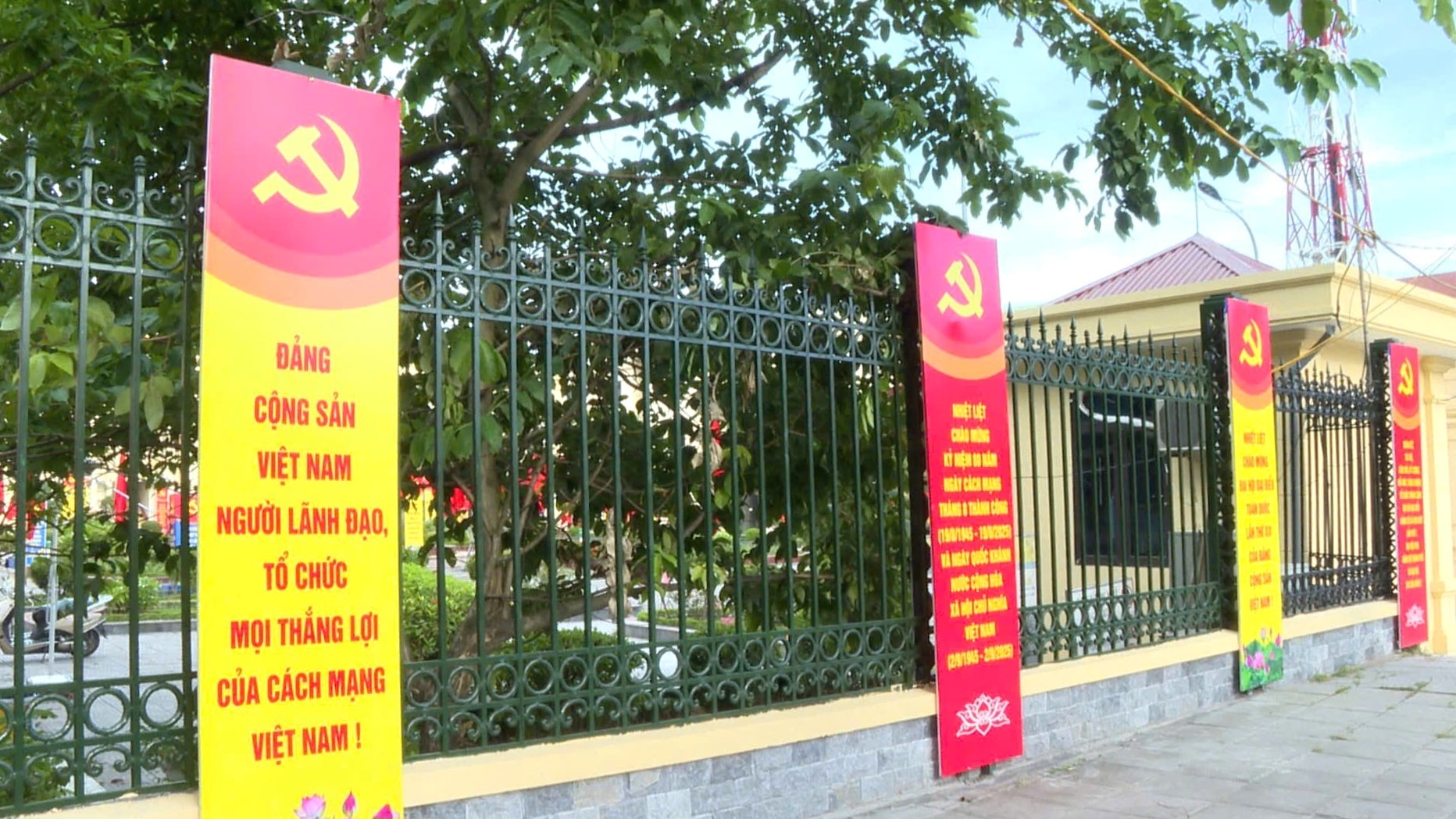 Cờ, biểu ngữ được trang trí trên các tuyến đường, trụ sở làm việc của xã. Ảnh: Đỗ Hạnh