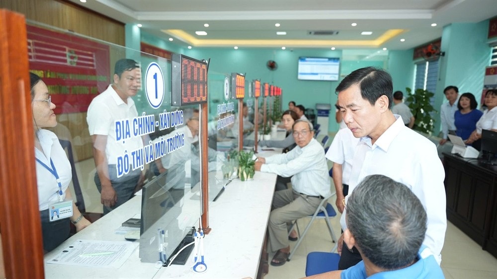 Chủ tịch UBND thành phố Huế Nguyễn Văn Phương kiểm tra việc thực hiện chính quyền 2 cấp ở các địa phương 