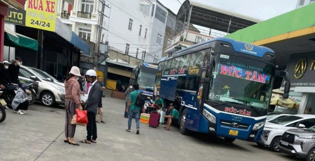 Tình trạng xe “dù”, bến “cóc”, xe hợp đồng hoạt động như xe tuyến cố định trá hình diễn biến phức tạp (Ảnh: H.Phạm)
