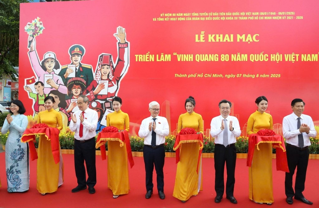 Các đại biểu thực hiện nghi thức khai mạc triển lãm