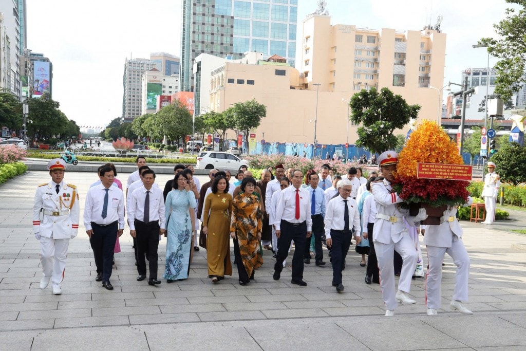 Đoàn đại biểu Thành ủy – Đoàn ĐBQH – HĐND – UBND – Ủy ban MTTQ Việt Nam TPHCM dâng hoa, dâng hương thành kính tri ân Chủ tịch Hồ Chí Minh tại Công viên Tượng đài Chủ tịch Hồ Chí Minh trên phố đi bộ Nguyễn Huệ.