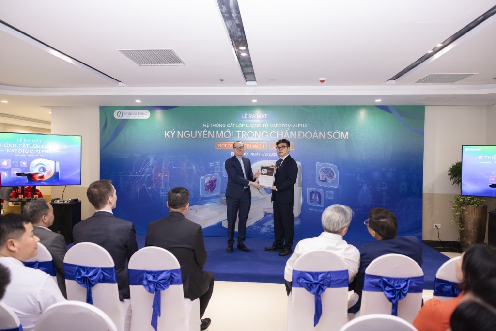 Đại diện Siemens Healthcare trao chứng nhận “Đơn vị đầu tiên sở hữu hệ thống Naeotom Alpha tại miền Bắc” cho BV Phương Đông
