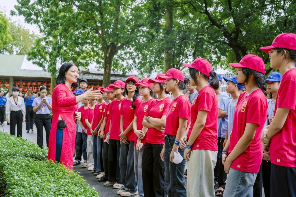 Đoàn nghe hướng dẫn viên hướng dẫn