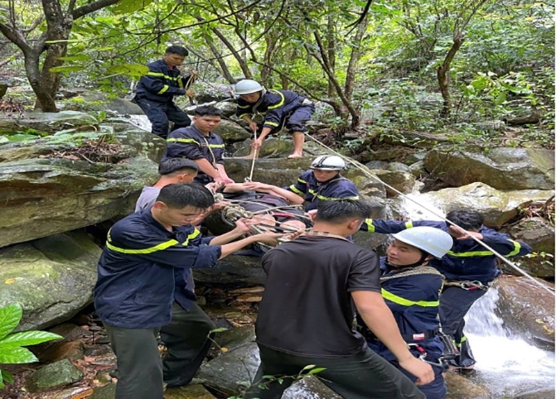 Lực lượng cứu hộ sử dụng cáng, nhanh chóng đưa nạn nhân đến khu vực an toàn 