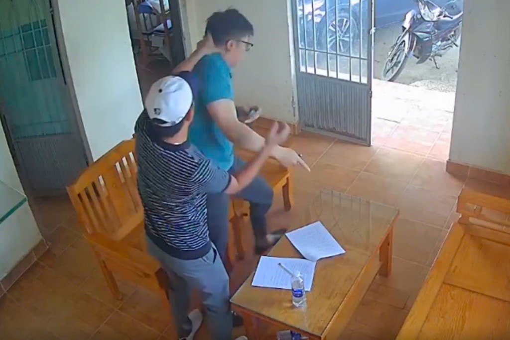 Đối tượng đe doạ, xô đẩy Trưởng Trạm Quản lý bảo vệ rừng Suối Cạn (Ảnh cắt từ camera) Đối tượng đe doạ, xô đẩy Trưởng Trạm Quản lý bảo vệ rừng Suối Cạn (Ảnh cắt từ camera)
