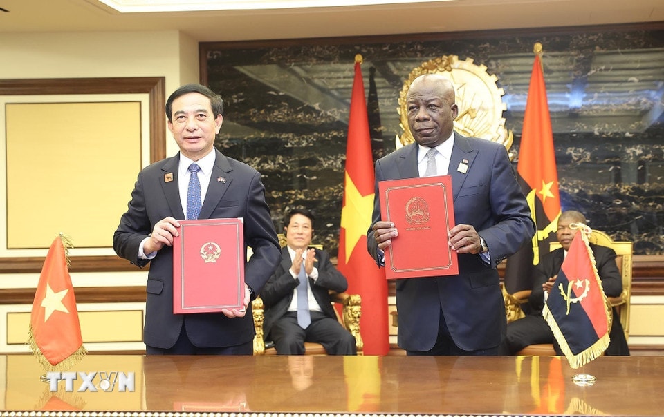 Chủ tịch nước Lương Cường và Tổng thống Angola João Manuel Gonçalves Lourenço chứng kiến lễ ký Ý định thư về thúc đẩy hợp tác quốc phòng giữa Việt Nam và Angola. (Ảnh: Lâm Khánh/TTXVN)