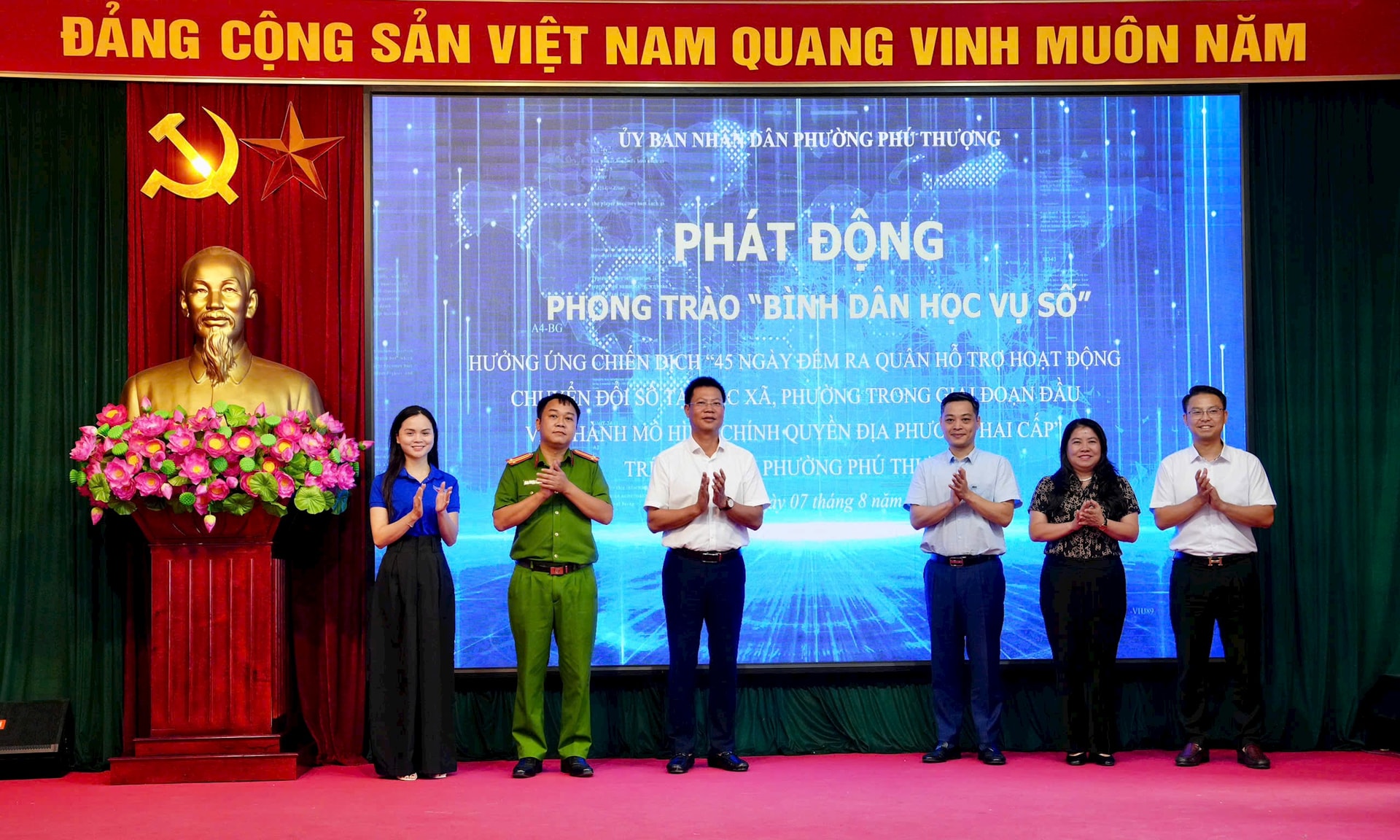 Phú Thượng phát động phong trào “Bình dân học vụ số” và hưởng ứng chiến dịch “45 ngày đêm ra quân hỗ trợ hoạt động chuyển đổi số”. Ảnh: Nguyên Anh 