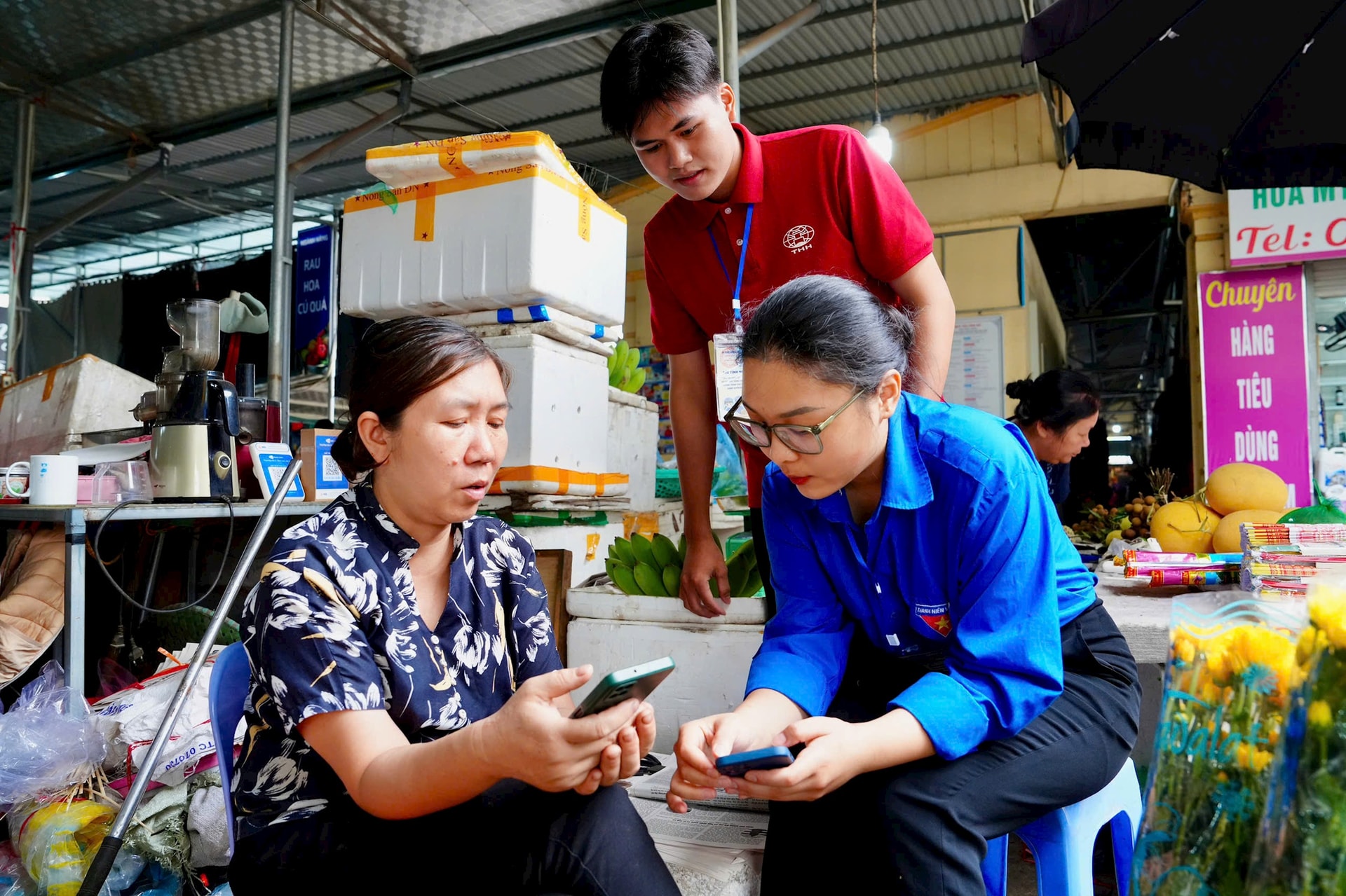 Đoàn viên thanh niên phường Phú Thượng hướng dẫn người dân cách thức tiếp cận và sử dụng các dịch vụ công trực tuyến