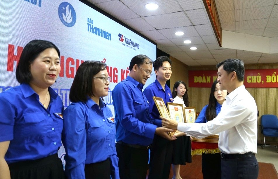 Bí thư Trung ương Đoàn, Chủ tịch Hội Sinh viên Việt Nam Nguyễn Minh Triết trao khen thưởng đến các tập thể xuất sắc