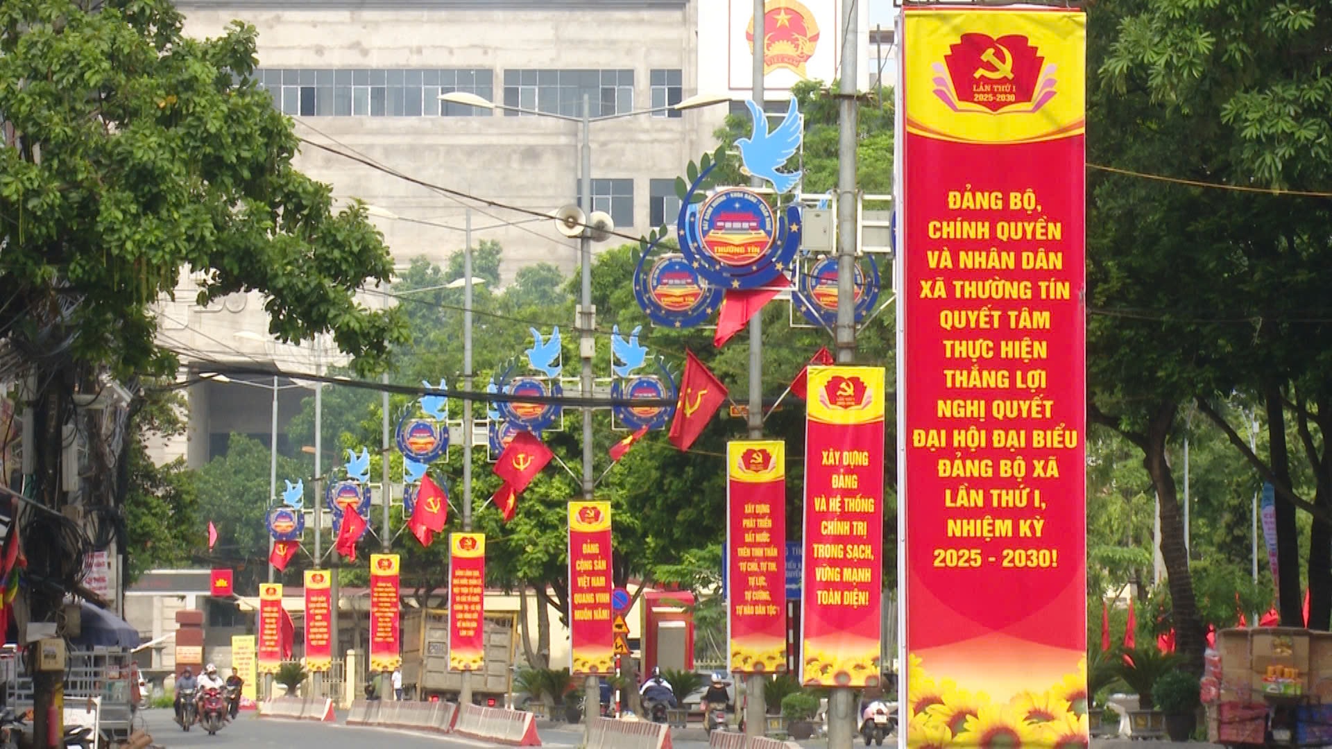 Cờ hoa rực rỡ chào mừng Đại hội đại biểu Đảng bộ xã Thường Tín lần thứ I, nhiệm kỳ 2025-2030.
