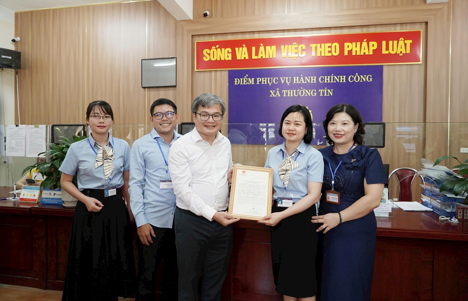 Sáng ngày 8-8, Phó Chủ tịch UBND TP Hà Nội Trương Việt Dũng đã trực tiếp về thăm, động viên Điểm phục vụ Hành chính công xã Thường Tín và trao thư cảm ơn Đảng bộ chính quyền Nhân dân xã Thường Tín, về công tác tiếp nhận, giải quyết thủ tục hành chính trực tuyến trên Hệ thống dịch vụ công, góp phần cải cách hành chính, nâng cao chất lượng phục vụ Nhân dân.