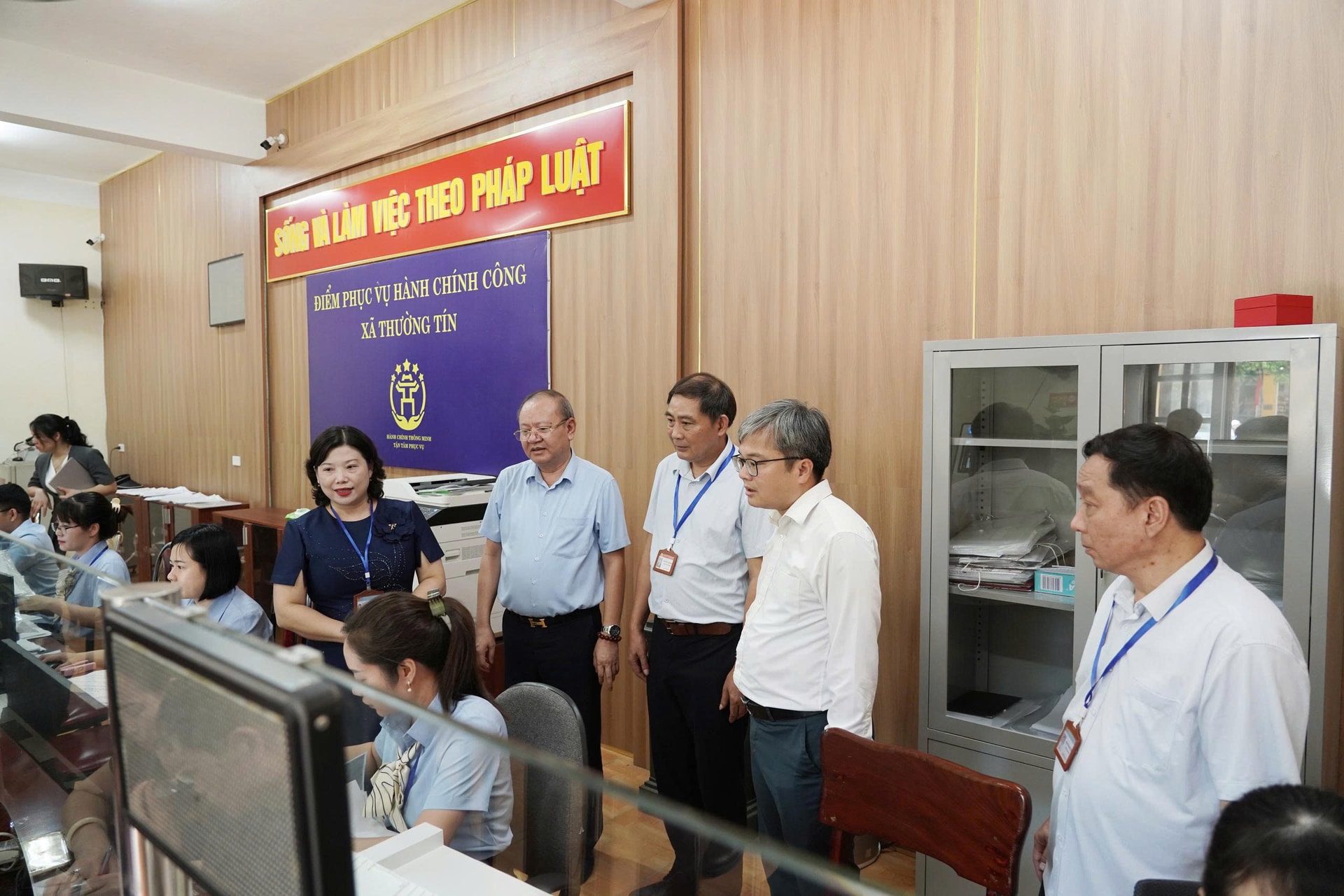 Sáng ngày 8-8, Phó Chủ tịch UBND TP Hà Nội Trương Việt Dũng đã trực tiếp về thăm, động viên Điểm phục vụ Hành chính công xã Thường Tín