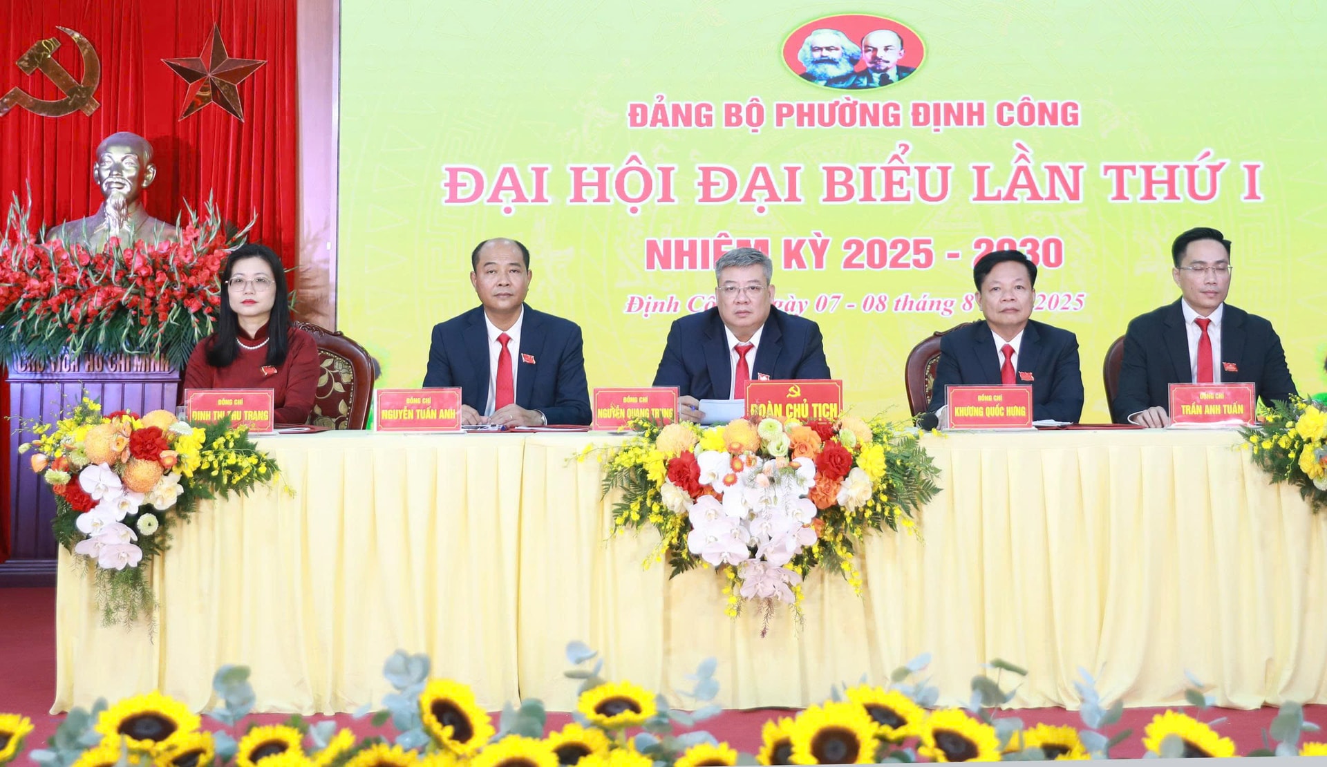 Đoàn chủ tịch điều hành đại hội. Ảnh: Hiền Thu