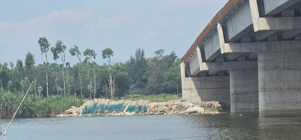 Nhà thầu tháo chạy khỏi công trình nhưng vẫn treo bảng đang thi công Nhà thầu tháo chạy khỏi công trình nhưng vẫn treo bảng đang thi công