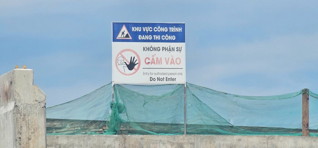 Nhà thầu tháo chạy khỏi công trình nhưng vẫn treo bảng đang thi công Nhà thầu tháo chạy khỏi công trình nhưng vẫn treo bảng đang thi công