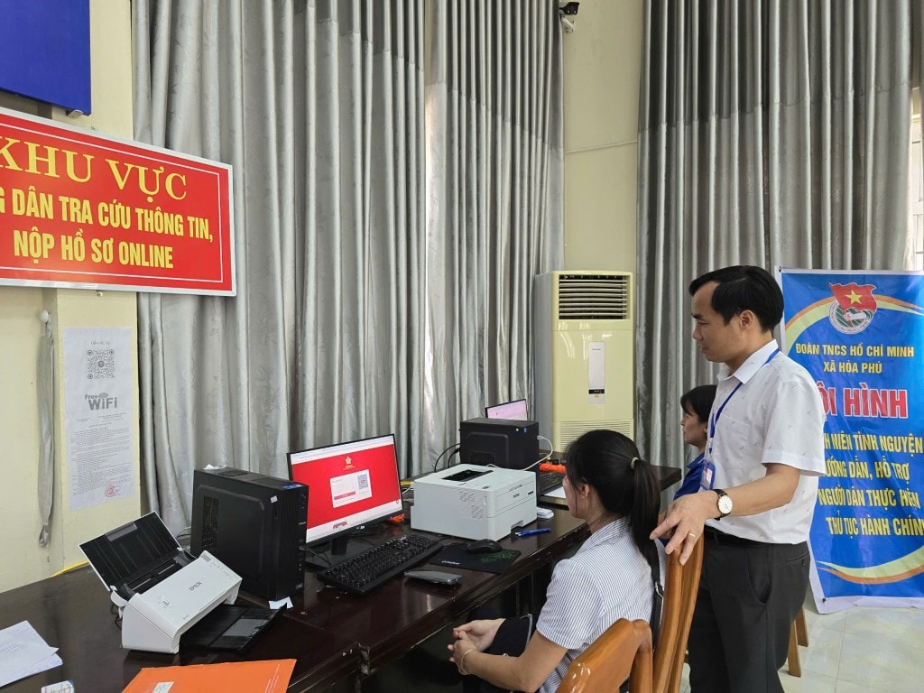 Đồng chí Nguyễn Hữu Thìn, Ủy viên BTV Đảng ủy, Phó Chủ tịch UBND xã  Hoà Phú trực tiếp cùng lực lượng trẻ hỗ trợ người dân nhập thông tin lên hệ thống